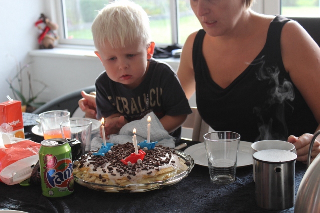 Rasmus puster lys ud - 3 års fødselsdag