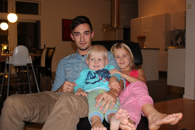 Rasmus og Signe hygger med fætter Emil