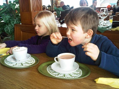 Anna og Mattias drikker kakao